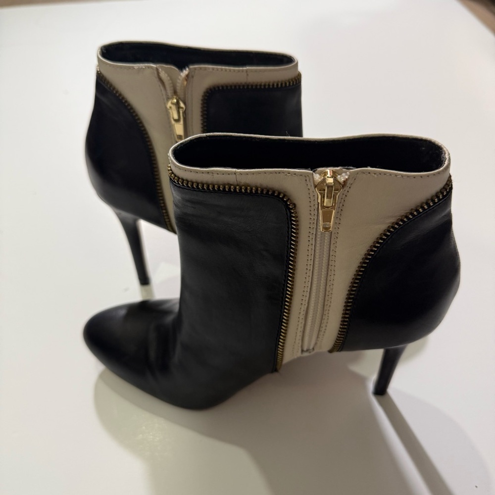 Banana Republic Kamile Leather Ankle Booties in a Black and Cream Size 8 - Picture 6 of 11